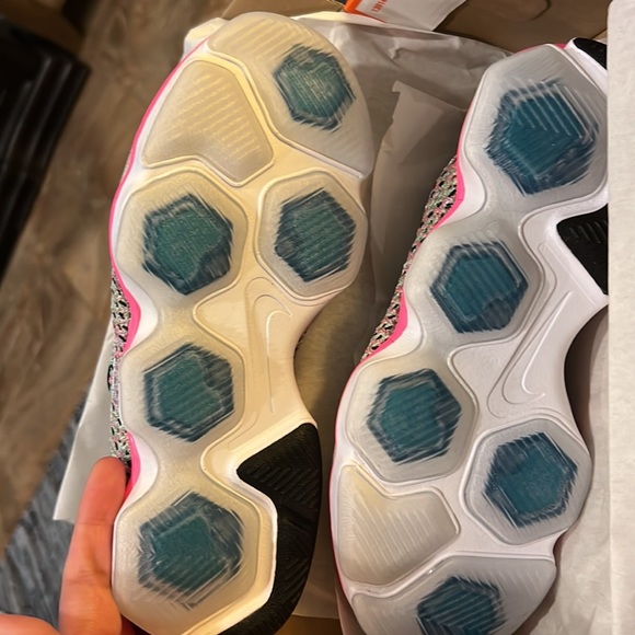 Nike womens flyknit zoom agility tennis shoes - Picture 5 of 8